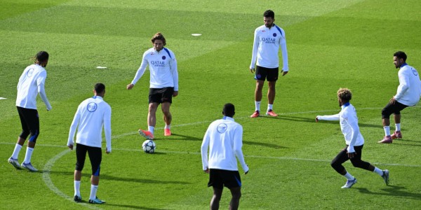 两个金球奖得主？法甲官方晒登贝莱、小罗合照：巴黎的10号传承