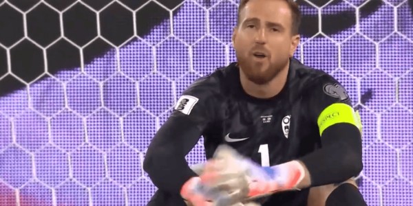 奥布拉克太绝望：3次被攻破球门，曼联超级新援哑火：6场0进球