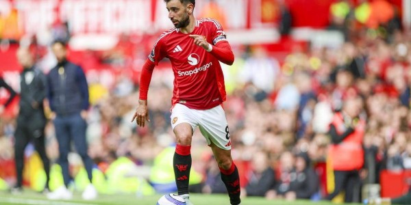 B费拒沙特肥约，曼联队长一席话让红魔泪目！费迪南德：我自愧不如！