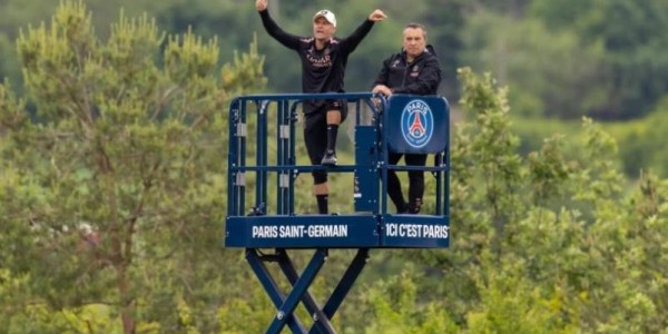 居高临下！罗体：恩里克在6米高的平台上指导训练 可直接纠正球员